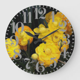 La pivoine jaune fleurit la grande horloge murale