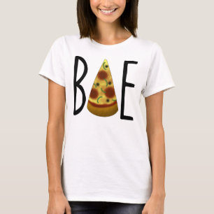 La pizza est le T-shirt de Bae (avec le légume)