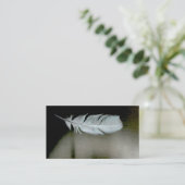 La plume fait varier le pas des cartes de visite (Debout devant)