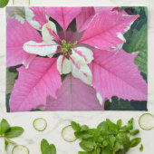 La poinsettia rose de Noël fleurit la serviette de (Plié)
