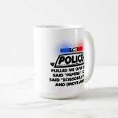 La police empaquette la tasse drôle de ciseaux (Devant droit)
