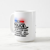 La police empaquette la tasse drôle de ciseaux (Devant gauche)