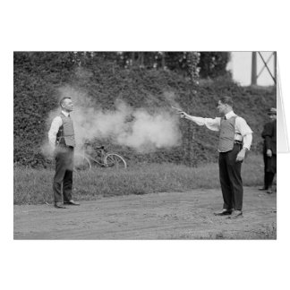 La police teste un gilet pare-balles, 1923