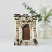 La porte de la Bibliotheca Hertziana. Carte postal (Debout devant)