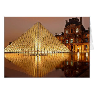 La pyramide de Louvre dans la cour du Louvre