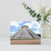 La pyramide maya à Chichén‑Itzá. Carte postale (Debout devant)