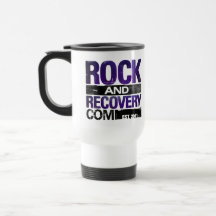 La roche du sommet et la tasse de voyage de