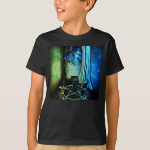 La salle de sorcières badine le T-shirt sombre