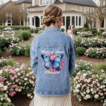 La servante d'honneur Mariage papillon rose floral<br><div class="desc">Maid of Honot Mariage Aquarelle Bleu Papillon rose floral Personnalisé Denim Jackets présente le texte "Maid of Honor" et votre nom personnalisé dans le script moderne de typographie blanche accentué d'un papillon bleu et de fleurs rose et orange. Parfait comme cadeau pour elle pour l'anniversaire, Noël, Fête des Mères, douche...</div>