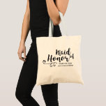 La servante du Sac fourre-tout d'honneur | Script<br><div class="desc">Votre femme d'honneur va adorer ce sac fourre-tout personnalisé ! Une police de script tendance et un embellissement tourbillonnant ornent l'avant du sac et en dessous il y a de l'espace pour deux lignes de texte personnalisé - ajoutez le nom de votre femme d'honneur, votre date de mariage, l'emplacement, etc....</div>