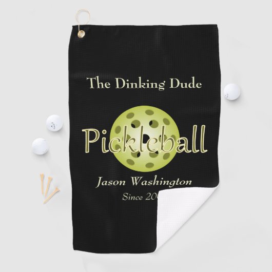 La Serviette de bal Dinking Dude Guy Pickleball (En situation)