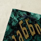 La serviette de plage du piège à nugget doré (En situation)