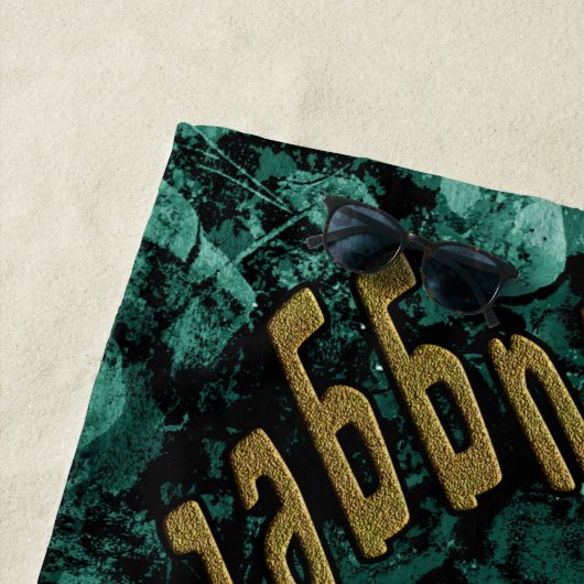 La serviette de plage du piège à nugget doré (En situation)