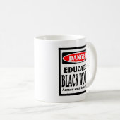 La tasse à café de Black Woman instruite. (Devant droit)