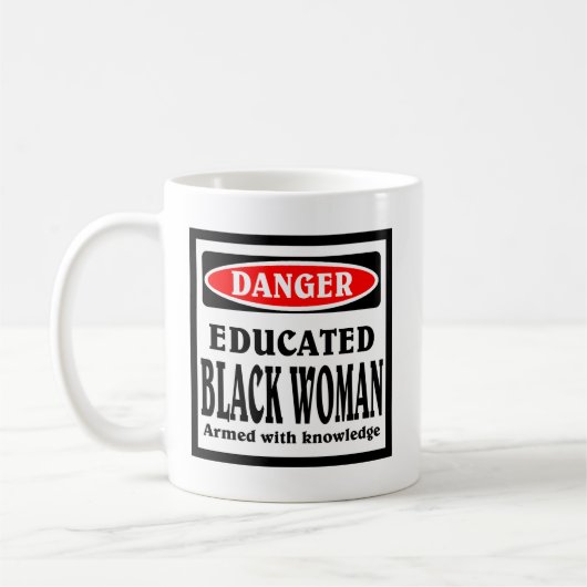 La tasse à café de Black Woman instruite. (Gauche)