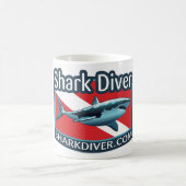 La tasse à café Shark Diver. (Centre)