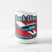 La tasse à café Shark Diver. (Centre)