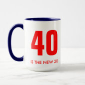 La tasse d'anniversaire avec gardent le thème (Gauche)