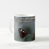 la tasse de café avec des papillons… prêchent le (Devant gauche)