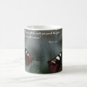 la tasse de café avec des papillons… prêchent le (Centre)