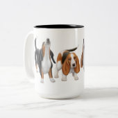 La tasse de chiens de basset d'hurlement (Devant gauche)