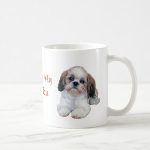 La tasse de chiots de Shih Tzu adorent