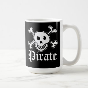 La tasse de drapeau de pirate avec le crâne et le
