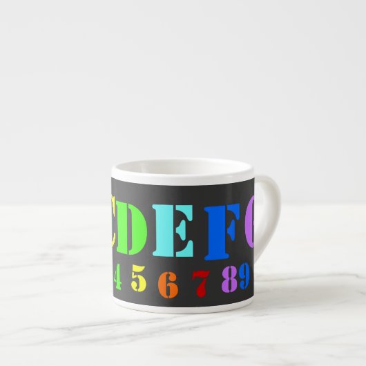 La tasse de l'enfant d'alphabet (Devant droit)
