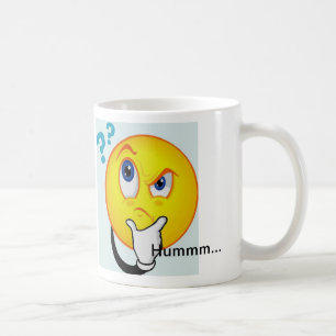La tasse de pensée d'émoticône indique Hummm…