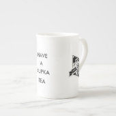 La tasse de thé de Kupka de médias d'excès (Devant droit)