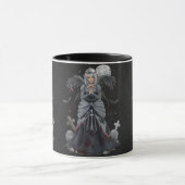 La tasse foncée d'ange de prêtresse (Centre)