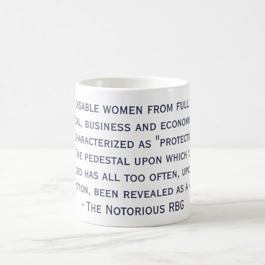 La tasse notoire de citation de RBG (Centre)