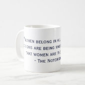 La tasse notoire de citation de RBG (Devant gauche)