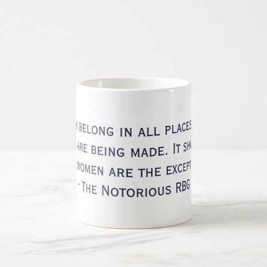 La tasse notoire de citation de RBG (Centre)