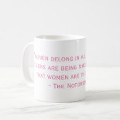 La tasse notoire de citation de RBG (Devant gauche)