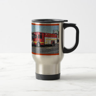 La tasse potable du pompier rouge de camion de