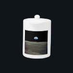 La Terre de Lune dans l'espace noir<br><div class="desc">Depuis les plaines lunaires désolées, la Terre est suspendue comme un ornement fragile dans l'abîme. Le contraste saisissant entre les gris stériles du paysage lunaire et le marbre bleu éclatant de la Terre enflamme une panse d'étrangers dans la lune. D'innombrables nuits qu'il avait vues la Terre dominent le ciel, un...</div>