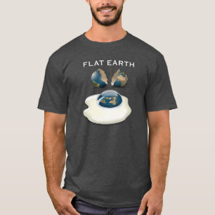 La terre plate "a fendu" le T-shirt foncé avec de