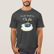 La terre plate "a fendu" le T-shirt foncé avec des