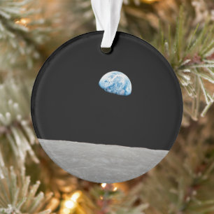 La Terre S'Élève Au-Dessus De L'Horizon Lunaire.