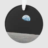 La Terre S'Élève Au-Dessus De L'Horizon Lunaire. (devant)