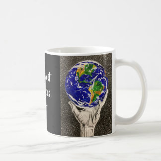 La terre tenue tasse de "notre cadeau plus