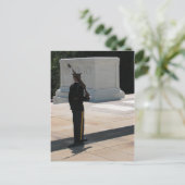 La Tombe de la carte postale inconnu (Debout devant)