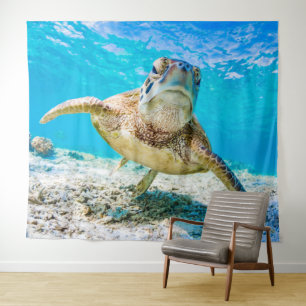La tortue de mer bleue face à la tapisserie