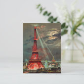 La Tour Eiffel en Carte postale rouge (Debout devant)