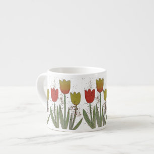 La tulipe colorée fleurit la tasse en céramique de