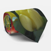 La tulipe jaune rouge fleurit la cravate de la (Roulé)