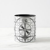 La TV examinent la tasse (Centre)