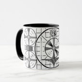 La TV examinent la tasse (Devant gauche)