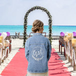 La typographie de la mariée blanche et le mariage<br><div class="desc">La typographie de cette mariée blanche et la mariage de couronnes florales Denim Jacket est une pièce charmante qui a été conçue spécialement pour la future mariée lors de sa douche nuptiale ou le jour du mariage. Une police de script épelle le mot "Mariée" au dos de la veste, ajoutant...</div>